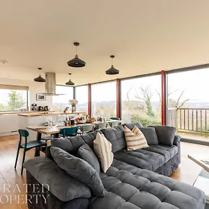 Holiday home Stunning 5 Bedroom With Garden & Panoramic Views!, Bath